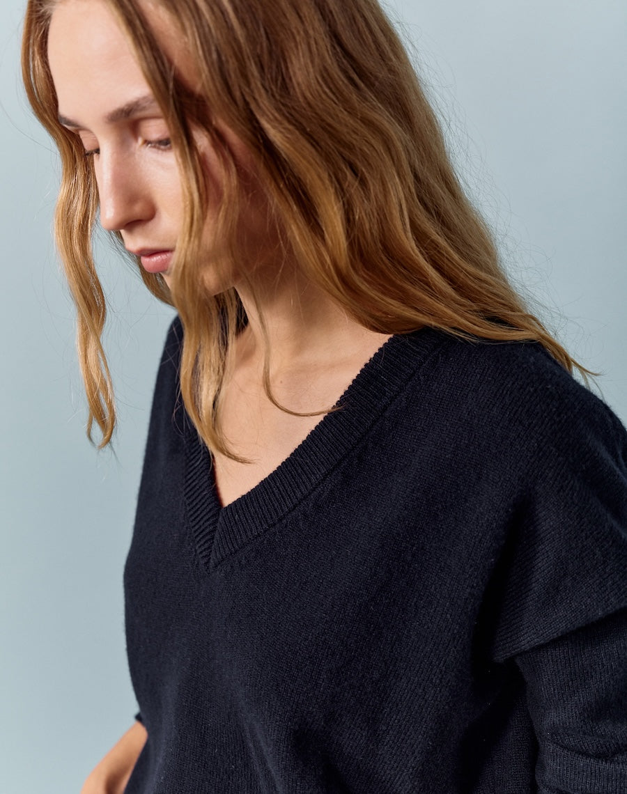 The Relaxed V - Navy